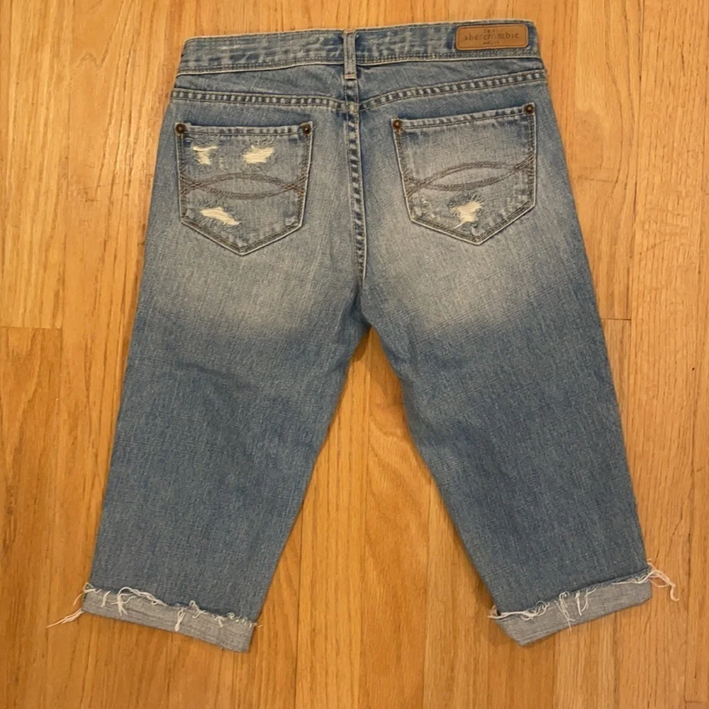 NWOT Abercrombie kids ripped jean capris